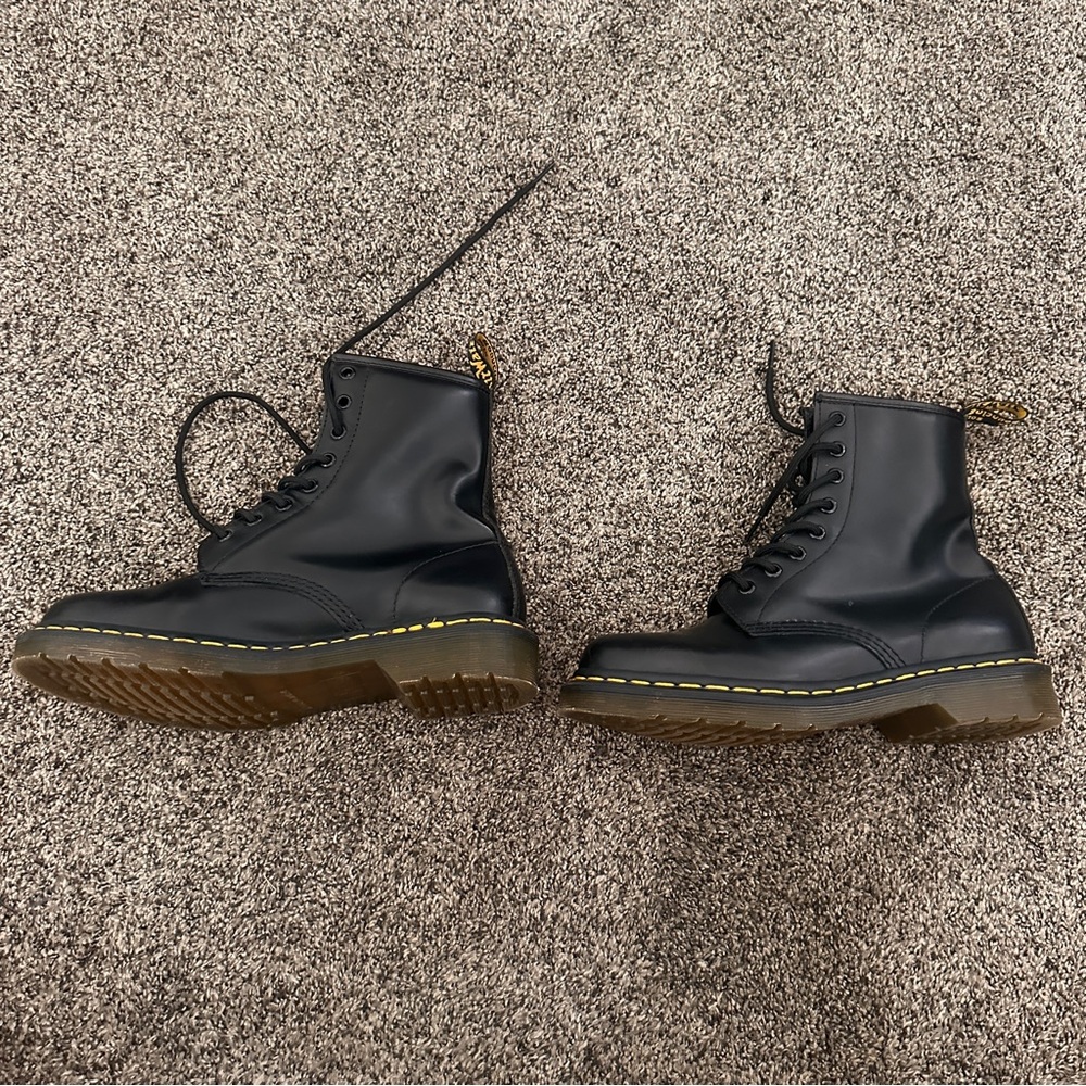 Dr. Martens Black Combat Boots Women Size 8 Smooth Leather Boots Lace Up Classic - Picture 4 of 16